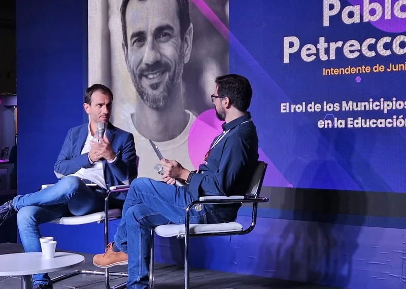 Petrecca disertó en la Feria del Libro sobre el rol de los Municipios en la educación