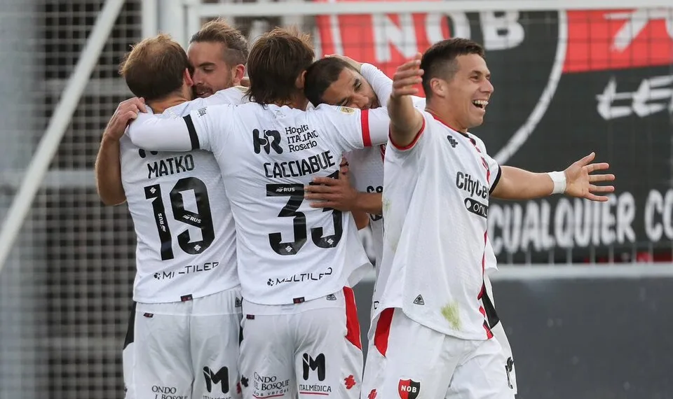 Copa Argentina: Clasificó Newell’s, en Riestra debutó un joven de 14 años y terminaron a las piñas