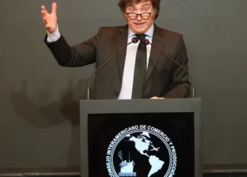 Milei rechazó que el dólar esté atrasado y dijo que se está «cada vez más cerca» de levantar el cepo cambiario