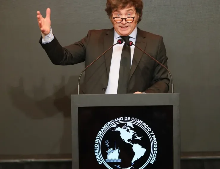 Milei rechazó que el dólar esté atrasado y dijo que se está «cada vez más cerca» de levantar el cepo cambiario