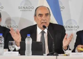 Francos defendió la ley y el paquete fiscal y se cruzó con Mayans