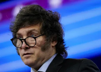 Milei adelantó su viaje a España, despegó hoy desde Ezeiza