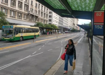 El paro afectará a más de seis  millones de personas que se movilizan en colectivos y trenes