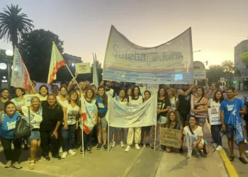 Suteba Junín lleva adelante una acción en la Plaza 25 de Mayo