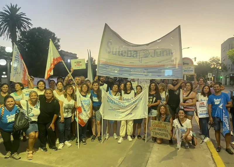 Suteba Junín lleva adelante una acción en la Plaza 25 de Mayo