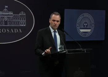 Adorni: «Un atentado contra el bolsillo y contra la voluntad de la gente»