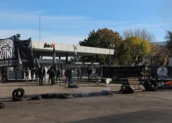 En medio de la apertura de importaciones, una planta despide a casi 100 operarios