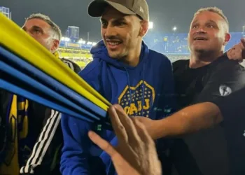 Un campeón del mundo, en la popular de la Bombonera alentando a Boca