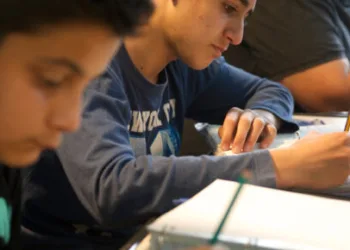 Creció la cantidad de chicos que van a la escuela pero el 22% termina en tiempo y forma