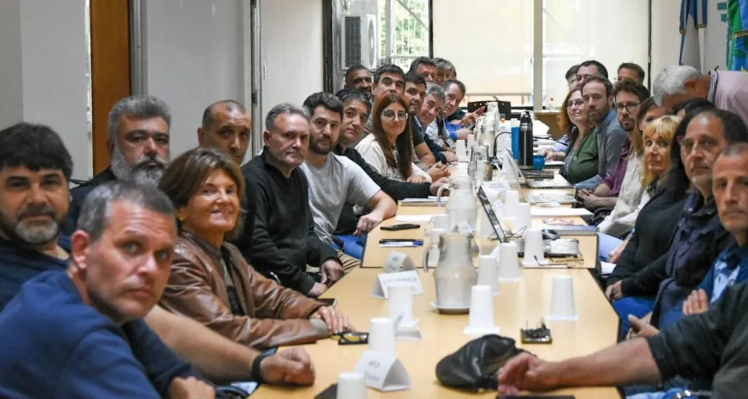 Kicillof pausa los aumentos a empleados públicos para garantizar el pago del medio aguinaldo