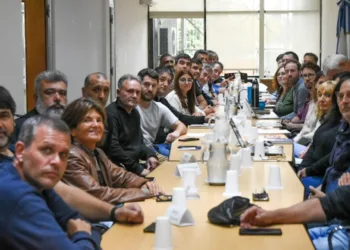 Kicillof pausa los aumentos a empleados públicos para garantizar el pago del medio aguinaldo