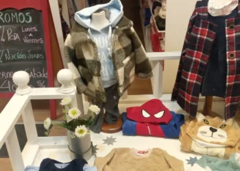 Las ventas en comercios cayeron un 50% anual