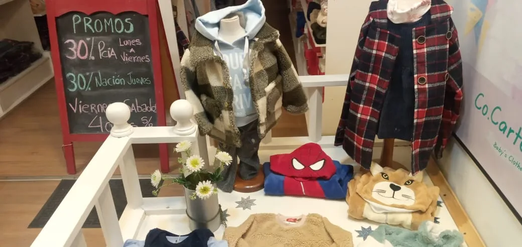 Las ventas en comercios cayeron un 50% anual