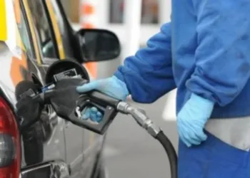 El Gobierno busca frenar a los intendentes que cobran más cara la nafta por una tasa