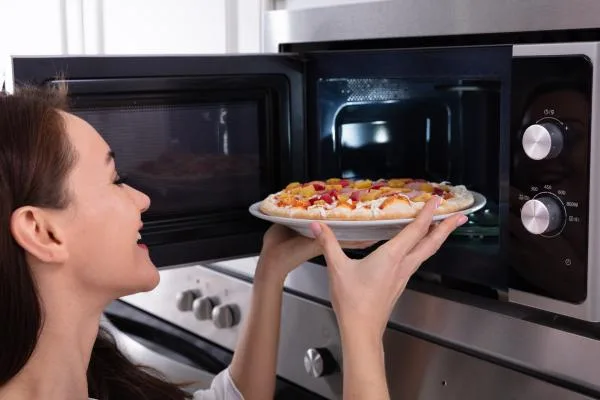 Los tips para hacer una pizza al microondas y que quede como salida del horno