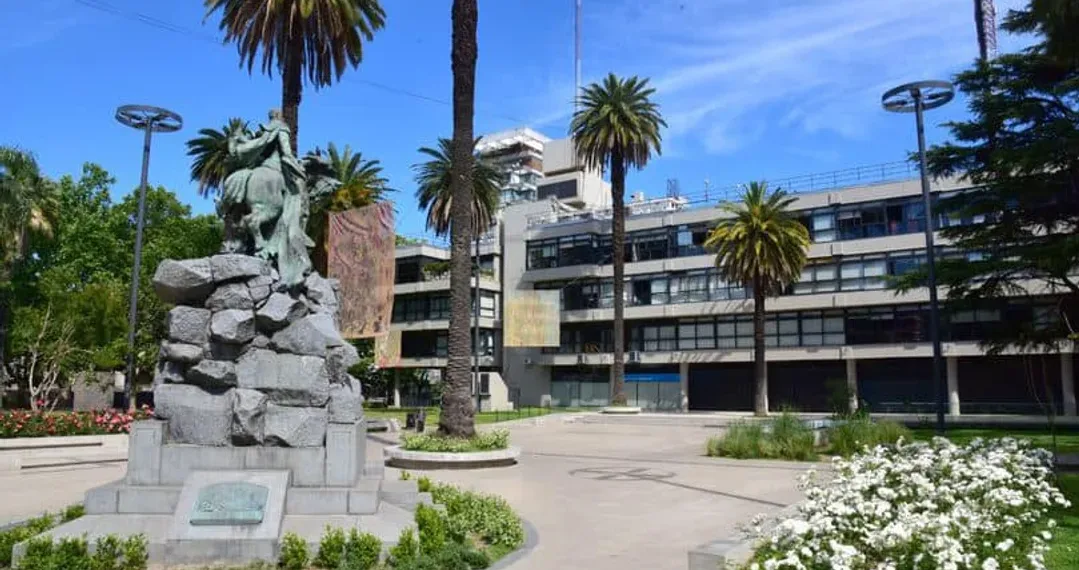 Allanaron la Municipalidad de San Martín y le prohibieron la salida del país al intendente Moreira