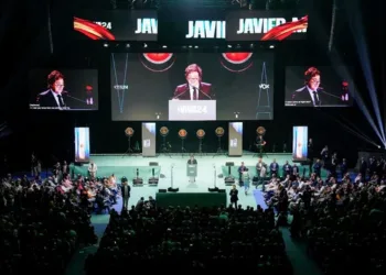 Javier Milei, la estrella de la cumbre de Vox, entró cantando: «Lloran los zurdos»