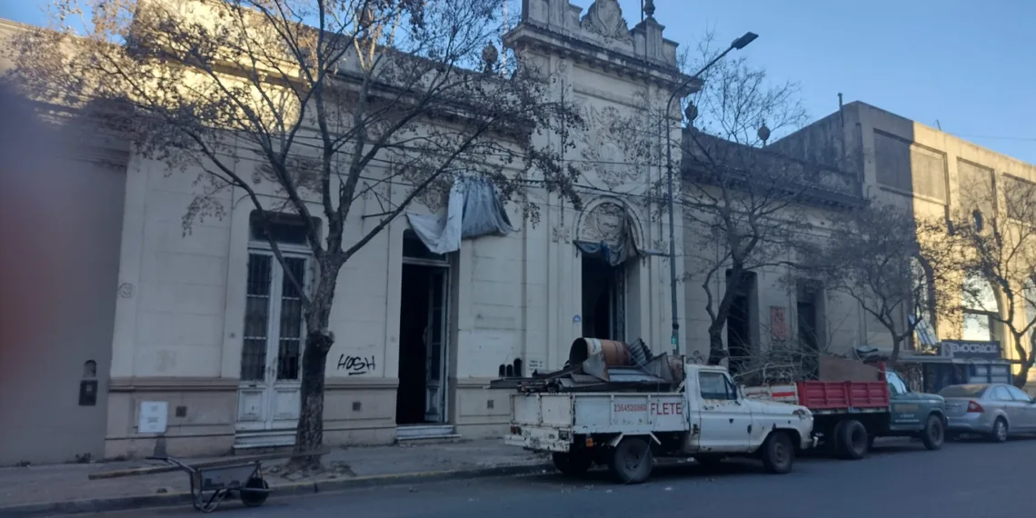 Limpian el inmueble donde funcionó la Alianza Francesa