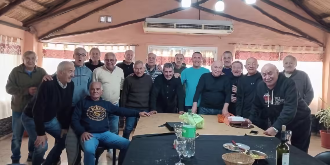 Emotivo reencuentro de futbolistas de Sarmiento de los ciclos ´75 y ´77