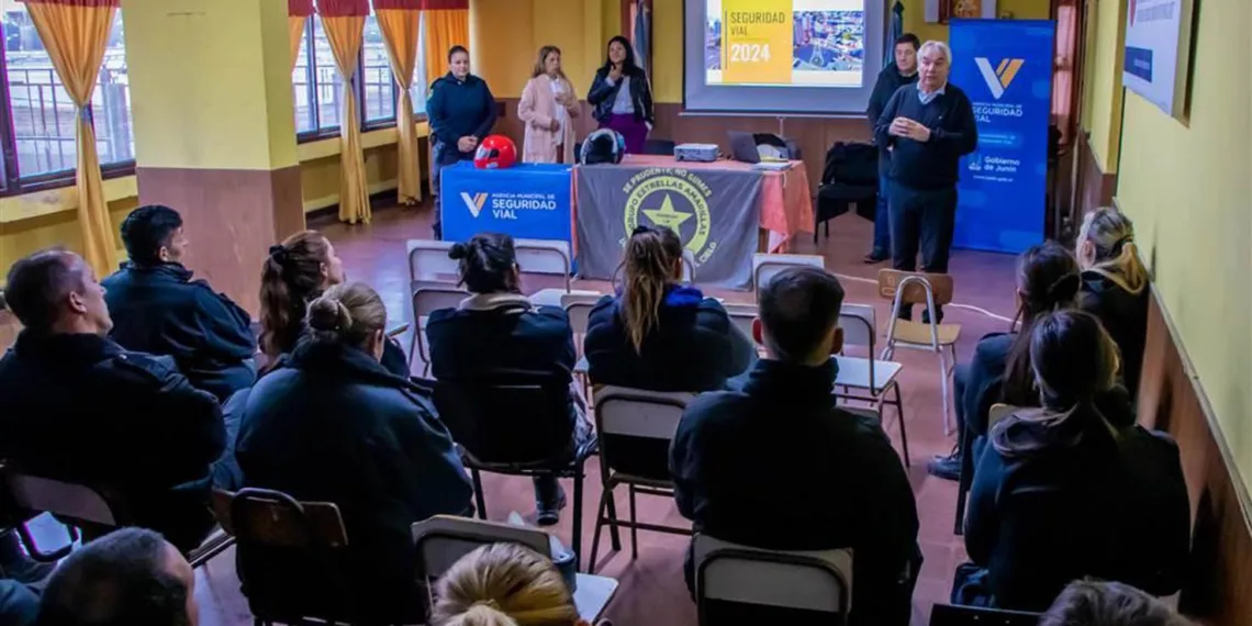 Charla de seguridad vial para personal de la UP13