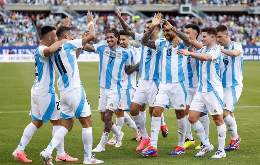 Argentina, ya clasificada, buscará asegurarse el primer puesto ante Perú