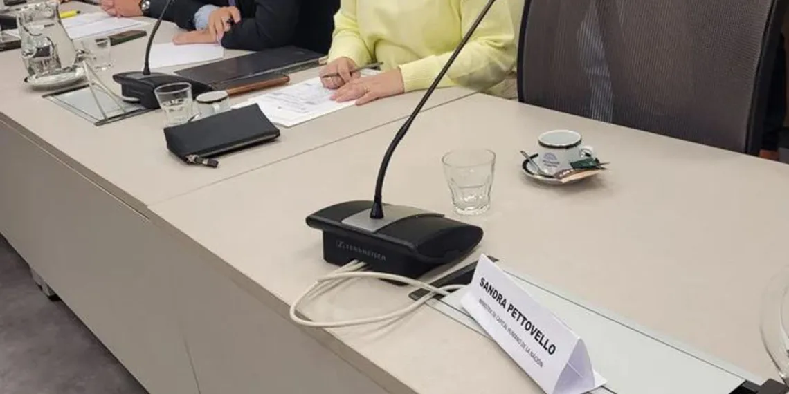 Petovello no concurrió al Congreso y UxP publicó una foto con la silla vacía