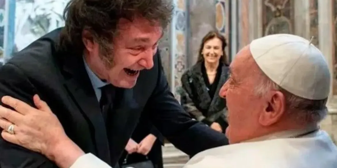 Con Meloni, el abrazo con el Papa y las charlas informales en la recepción del G7