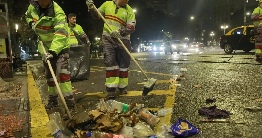 Tras la aprobación de la Ley de Bases, comenzó la limpieza intensiva en la zona del Congreso
