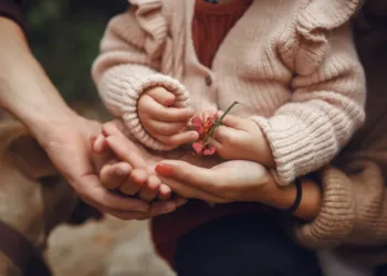 Avanza la modificación de la Ley de Adopción en la provincia: los cambios que introduce para agilizar el proceso