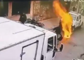 Un hombre se prendió fuego frente a una fiscalía en Pergamino