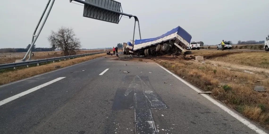 Vuelco de un camión sobre la Ruta 7
