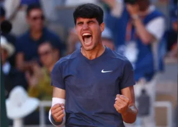 Alcaraz se impuso ante Sinner y alcanzó su primera final del Abierto de Francia