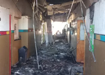 Un incendio de magnitud afectó a la Escuela 48 del barrio Los Almendros