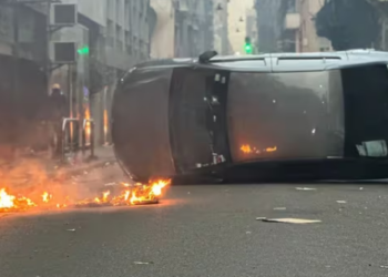 Violencia frente al Congreso: bombas molotov, autos incendiados, enfrentamientos y 27 detenidos