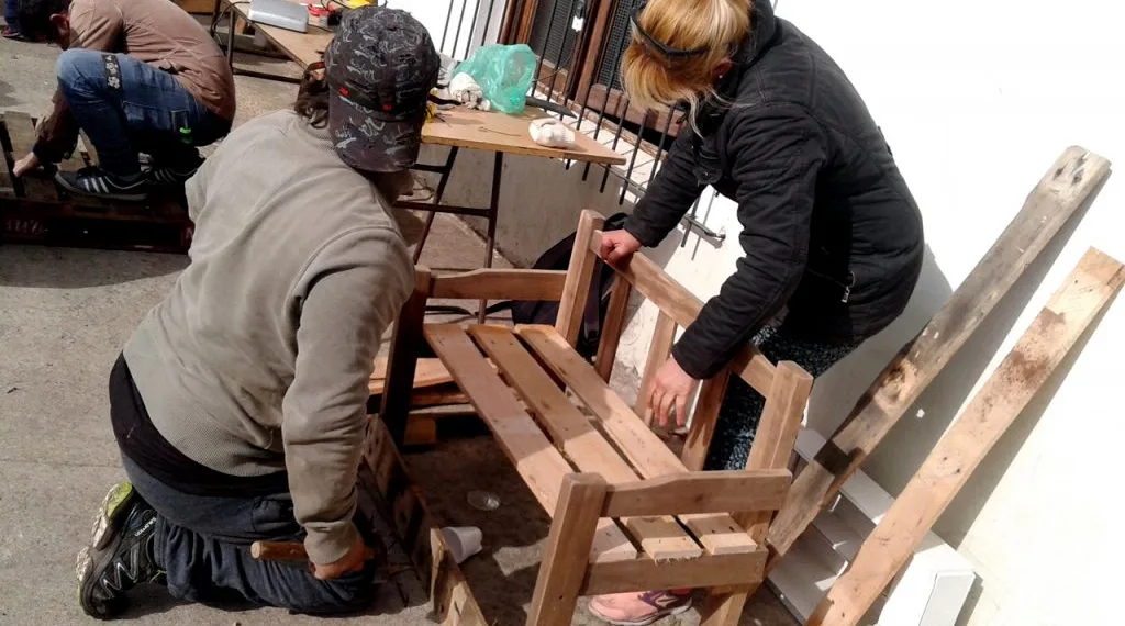 ONG marplatense enseña a hacer muebles con pallets en desuso