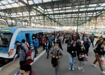 Maturano se reunió con Francos y suspendió el paro de trenes