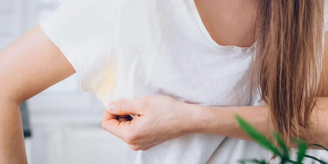 El truco para sacar las manchas de maquillaje o sudor de las remeras
