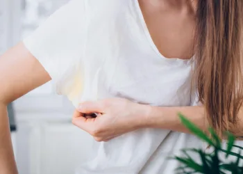 El truco para sacar las manchas de maquillaje o sudor de las remeras