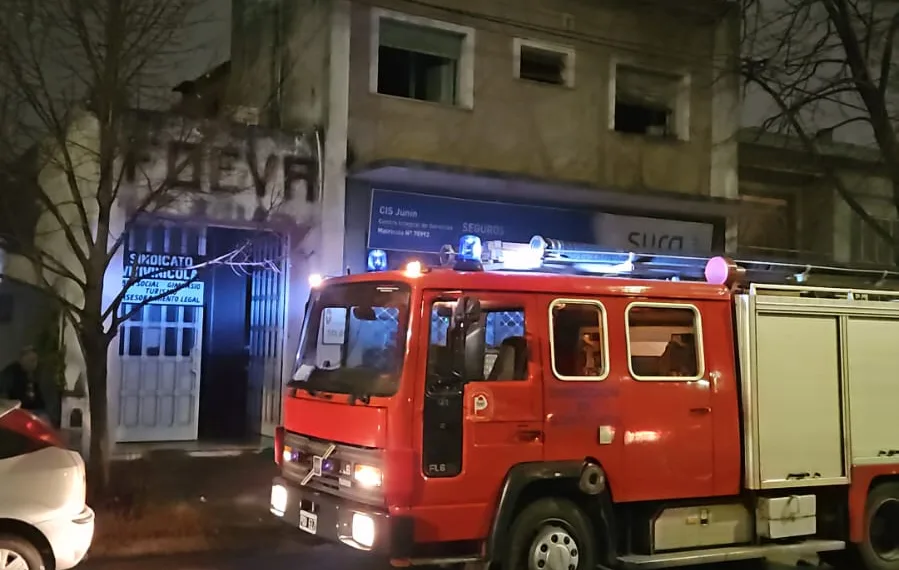 Bomberos sofocaron un incendio en una vivienda