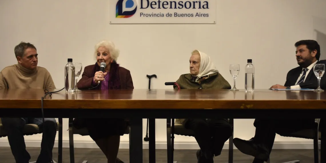 La Defensoría inauguró un espacio en homenaje a las Madres y Abuelas de Plaza de Mayo