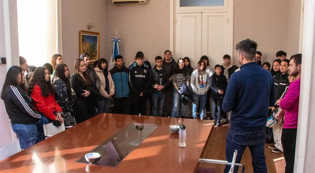 Jóvenes de Envión visitaron y recorrieron el Palacio Municipal