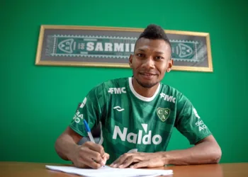 Bryan Cabezas firmó su contrato con Sarmiento