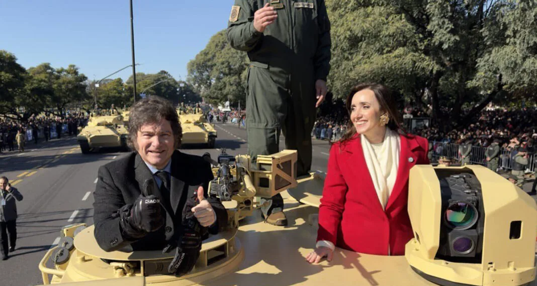 Desfile militar por las calles de Buenos Aires para conmemorar la Independencia