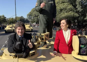 Desfile militar por las calles de Buenos Aires para conmemorar la Independencia