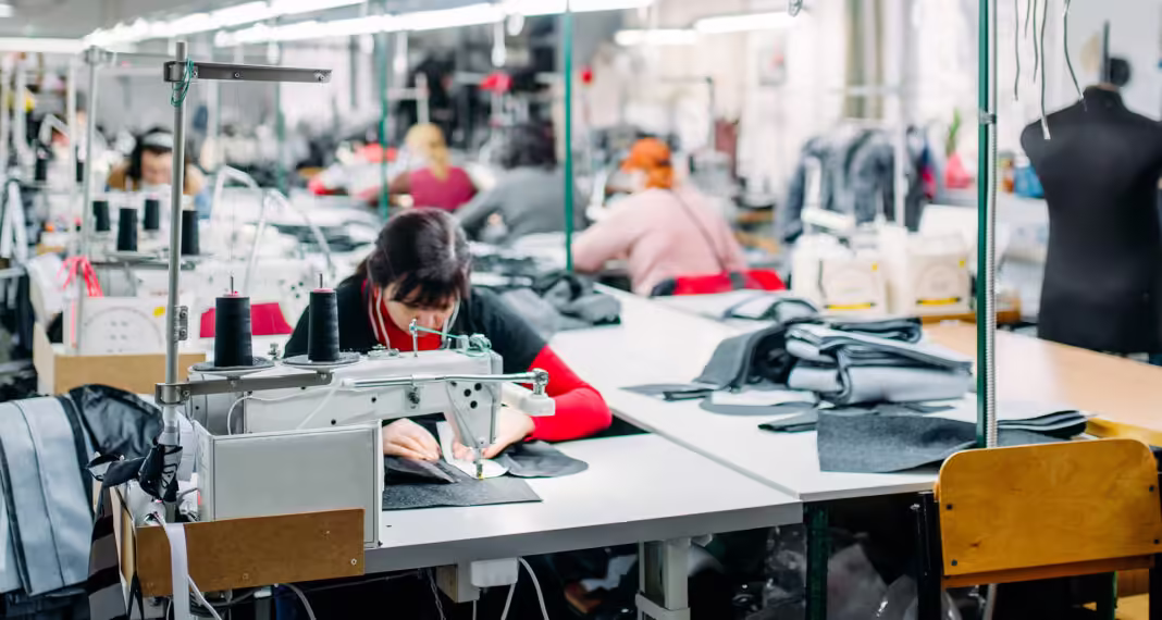 Suspensiones, despidos y cierres: empresas y trabajadores en una crisis que no encuentra piso