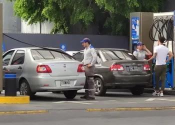 Hubo filas en las estaciones para cargar antes del aumento