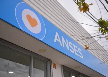 Anses: quiénes cobran hoy jubilaciones y pensiones, AUH, AUE, SUAF