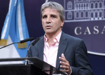 Caputo: “La gente va a tener que vender dólares para pagar impuestos y el peso va a ser la moneda fuerte”