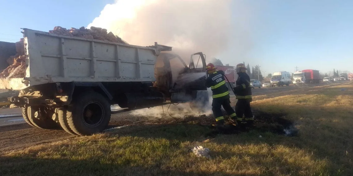 Se incendió un camión frente a la cárcel