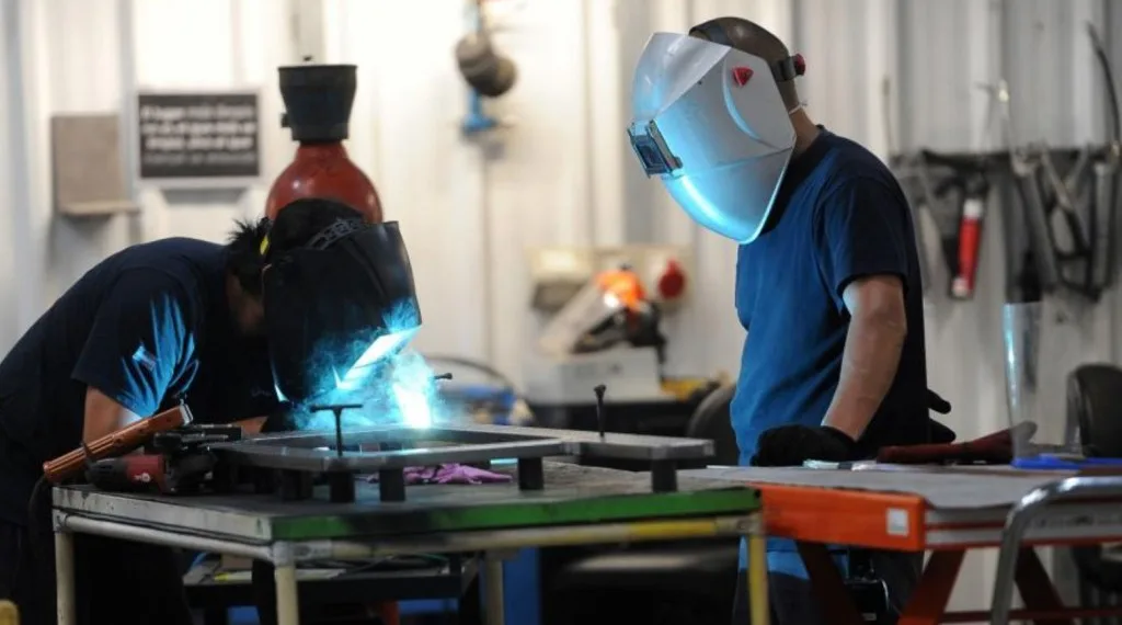 La actividad industrial sigue en retroceso y advierten que en junio se registraron “caídas de magnitud”